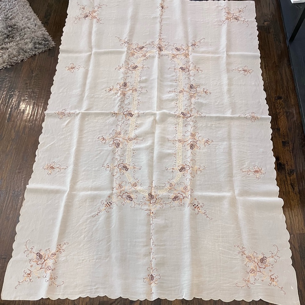 NWOT 97x64 Vintage Embroidered Tablecloth w 8 Napkins Lightweight Floral Autumn